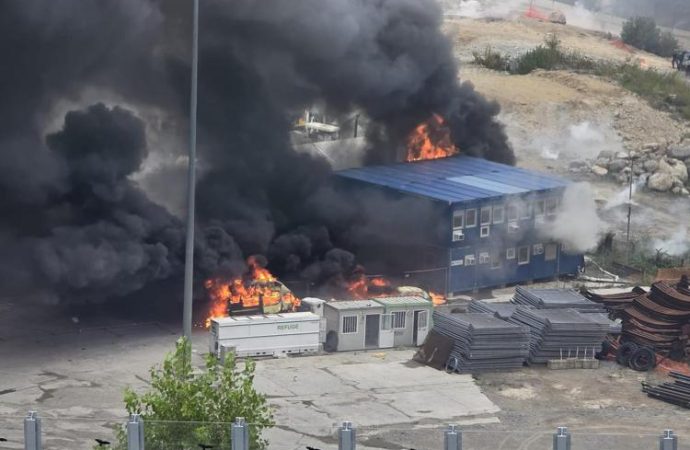 No Tav, assalto al cantiere in Val di Susa: bruciate 2 camionette dei carabinieri. Chiusa A32