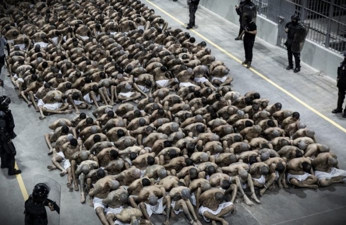 El Salvador, i processi di massa nel mirino: “Così vengono condannati anche gli innocenti”