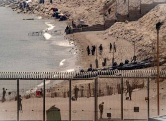 Ceuta, migranti vicino il confine: il Marocco li disperde con lacrimogeni
