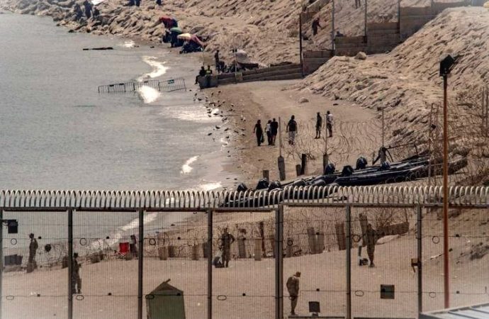 Ceuta, migranti vicino il confine: il Marocco li disperde con lacrimogeni