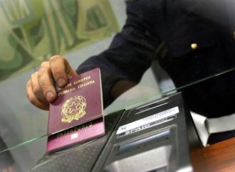 Migranti, scontro Italia-Spagna. Roma respinge ultimatum, Madrid ripristina controlli
