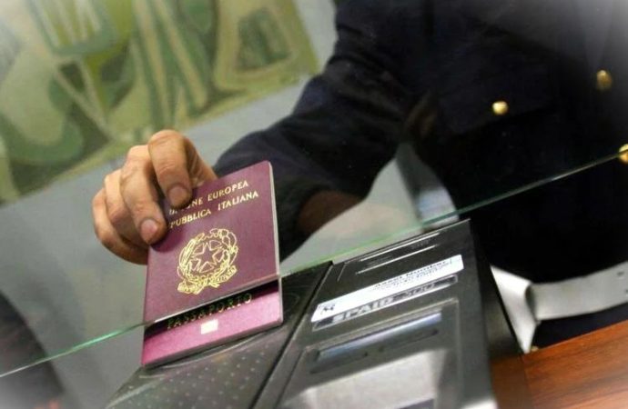 Migranti, scontro Italia-Spagna. Roma respinge ultimatum, Madrid ripristina controlli