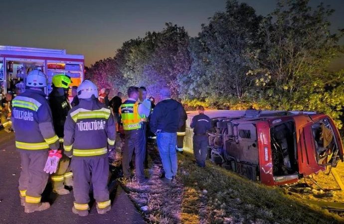 Ungheria, autobus si ribalta e finisce in un fossato: 12 morti e 10 feriti