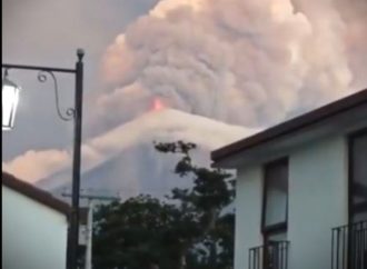 Guatemala, erutta il vulcano Fuego: allerta massima