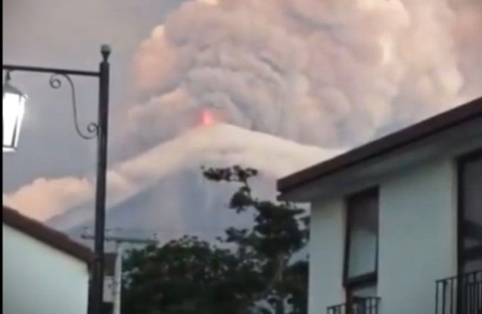 Guatemala, erutta il vulcano Fuego: allerta massima