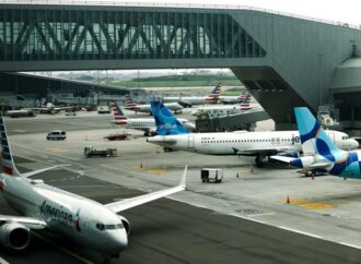 New York: Aereo si scontra con camion. “Due controllori hanno lasciato lavoro in anticipo”