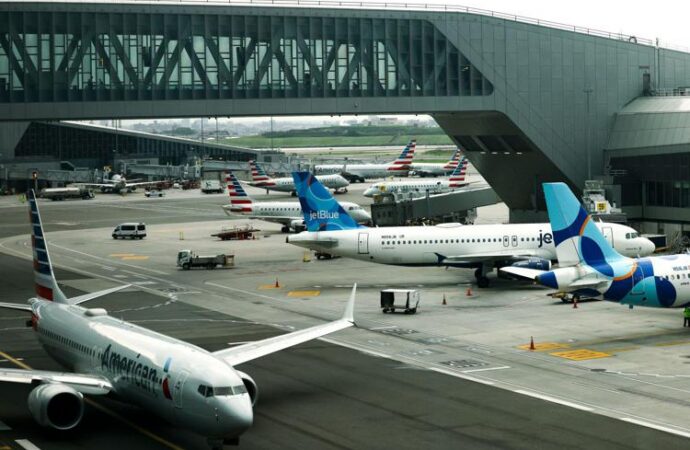 New York: Aereo si scontra con camion. “Due controllori hanno lasciato lavoro in anticipo”