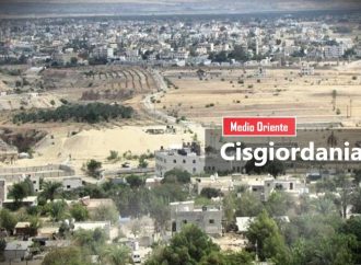 Cisgiordania: oltre cento coloni impediscono il rientro a casa di una famiglia palestinese