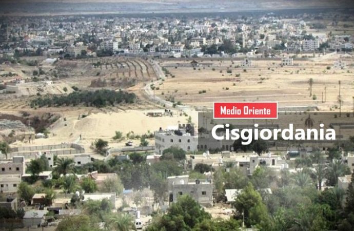 Cisgiordania: oltre cento coloni impediscono il rientro a casa di una famiglia palestinese