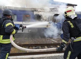 Ucraina, raid russo su treno vicino la Polonia, Zelensky: “Attacco deliberato”
