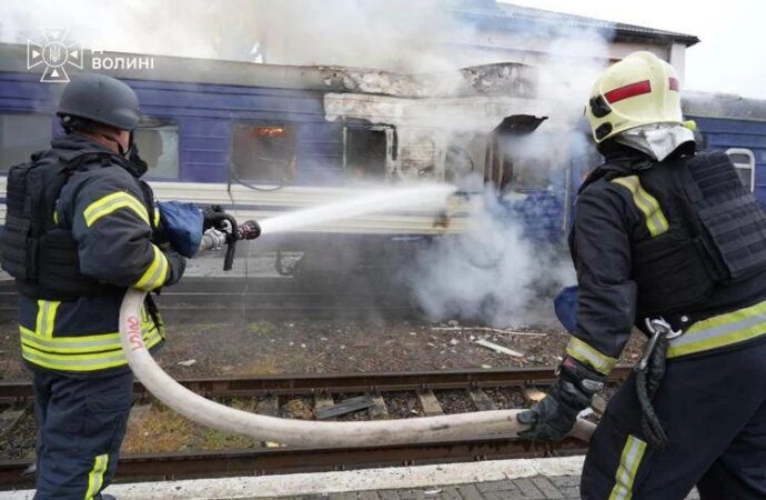 Ucraina, raid russo su treno vicino la Polonia, Zelensky: “Attacco deliberato”