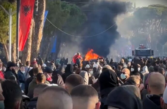 Albania: quinta giornata di scontri a Tirana, la tensione resta alta