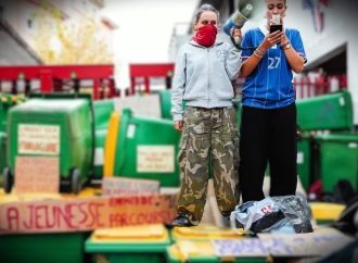 Francia, si estende la protesta nei licei: incendi e violenze, gravi incidenti a Marsiglia