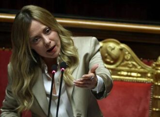 Meloni, pressing sull’Ue per l’energia e critica a Trump: “Rischiosa intesa su gasolio russo”