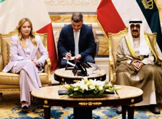 Meloni in Kuwait, accordi su investimenti e difesa: apertura sulla proroga del tetto ai carburanti Q8