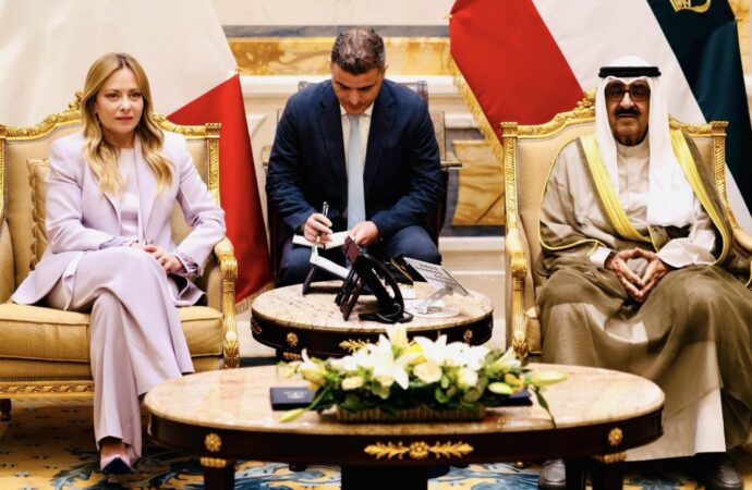 Meloni in Kuwait, accordi su investimenti e difesa: apertura sulla proroga del tetto ai carburanti Q8