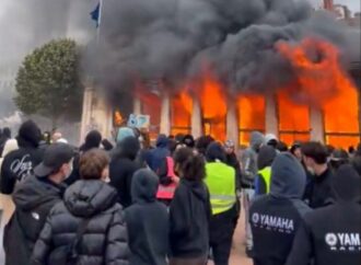 Francia: a Parigi cortei non autorizzati, centinaia di fermi da parte della polizia