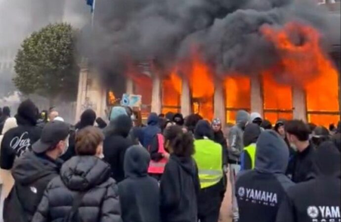 Francia: a Parigi cortei non autorizzati, centinaia di fermi da parte della polizia