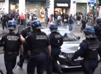 Francia, proteste nelle scuole fuori controllo: centinaia di licei chiusi e migliaia di fermi