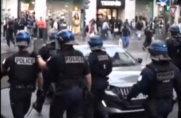 Francia, proteste nelle scuole fuori controllo: centinaia di licei chiusi e migliaia di fermi