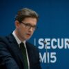Terrorismo, allarme MI5: «L’intelligenza artificiale può facilitare l’accesso alle armi biologiche»