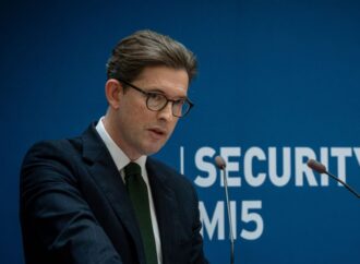 Terrorismo, allarme MI5: «L’intelligenza artificiale può facilitare l’accesso alle armi biologiche»