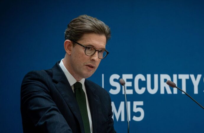 Terrorismo, allarme MI5: «L’intelligenza artificiale può facilitare l’accesso alle armi biologiche»