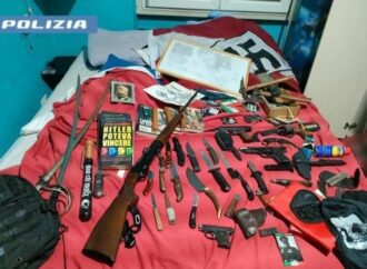 Pavia, armi e svastiche in casa: arrestato 19enne. Nella chat di classe frasi agghiaccianti