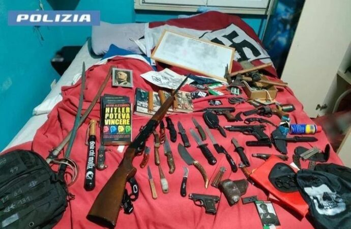 Pavia, armi e svastiche in casa: arrestato 19enne. Nella chat di classe frasi agghiaccianti