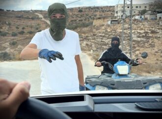 Cisgiordania, coloni israeliani attaccano convoglio di diplomatici europei