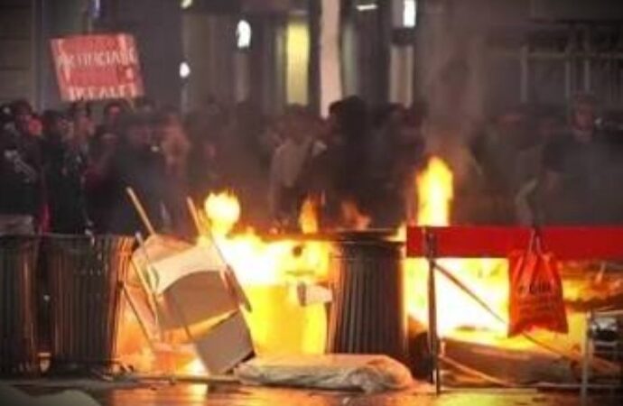 Milano, vetrine sfondate e supermercato devastato: 200 fermi, molti minorenni. Convocato riunione su ordine pubblico